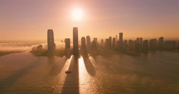 태양과 두꺼운 안개를 설정하는 맨해튼 그림자를 던지는 마천루 — 비디오