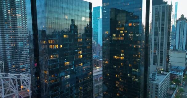 Indah Arsitektur Kota Modern Bangkit Sepanjang Bangunan Dengan Jendela Cermin — Stok Video