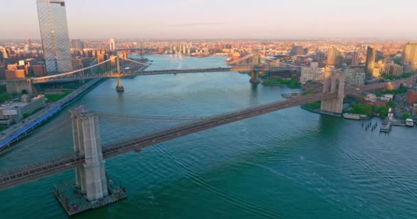 Dva Obrovské Mosty Přes East River Létání Nad Modrými Vodami — Stock video