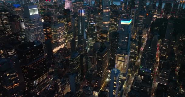 从不在晚上纽约睡觉 黄昏时分 许多摩天大楼的灯光映衬在美丽的天空中 — 图库视频影像