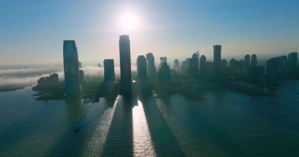 Güzel New York Şehrine Akşam Çöküyor Beyaz Kalın Duman Nehirden — Stok video