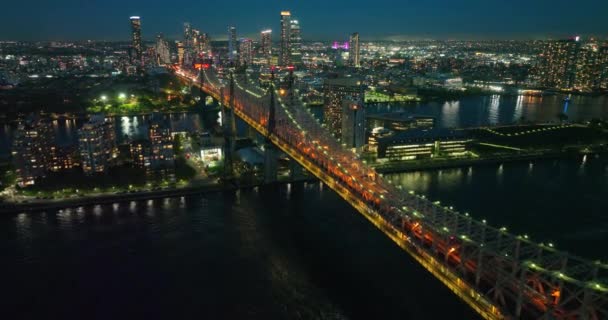 Огромные Разноцветные Огни Ночи Нью Йорка Мост Пересекает Реку Полную — стоковое видео