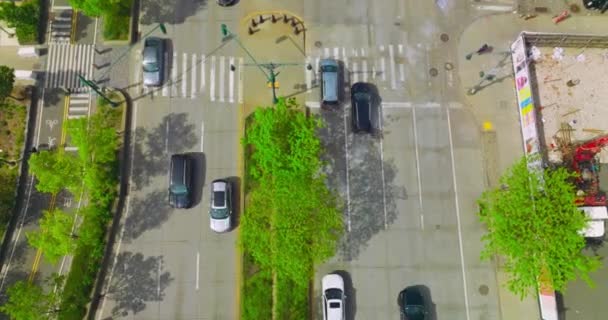 Κυκλοφορία Μιας Πολυάσχολης Πόλης Την Ημέρα Αυτοκίνητα Κινούνται Γρήγορα Από — Αρχείο Βίντεο
