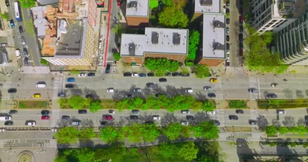 忙しい都市の道路を素早く運転する車 ニューヨークの交通 アリアルな視点 — ストック動画