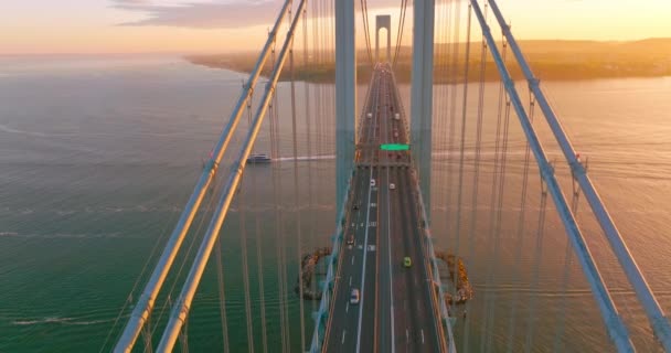 纽约惠特克桥 有车驶过 夕阳西下 江船在桥下航行 — 图库视频影像