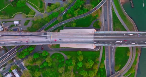 お互いを横断する高速道路と緑の公園エリア 大都市の道路をすばやく走る車 — ストック動画