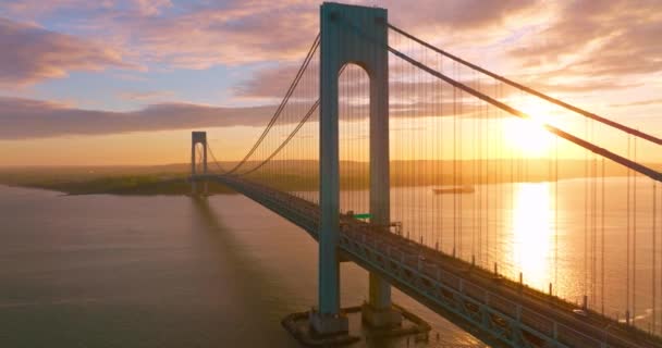日落时使东河的河水平静 Whitestone快速交通大桥的漂亮施工 — 图库视频影像