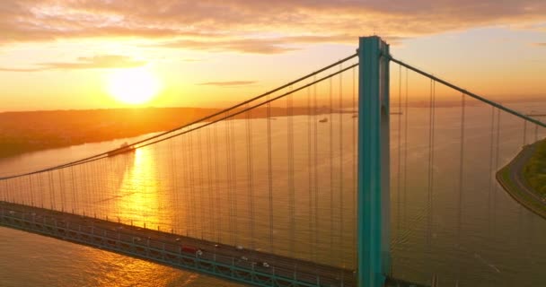 在橙色的灯光下 威斯特罗桥的蓝色厚重支撑物 东河日落的美丽画面 — 图库视频影像