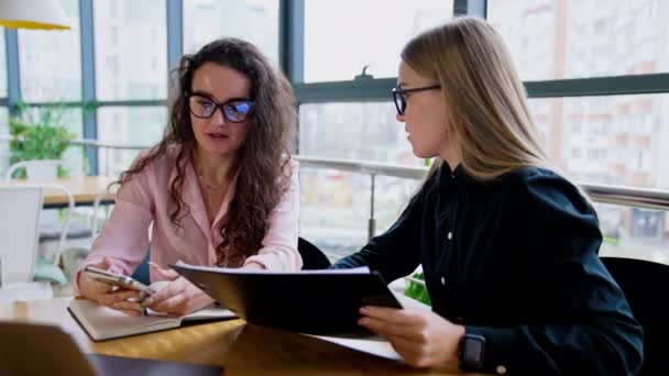 メガネをかけている女性同僚は 職場でコミュニケーションを取ります ビジネスのための近代的な技術を使用する同僚 — ストック動画