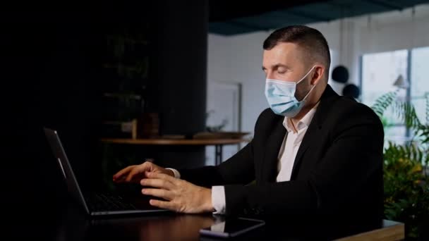 Человек Хирургической Маске Работает Компьютером Работа Офисе Условиях Пандемий — стоковое видео