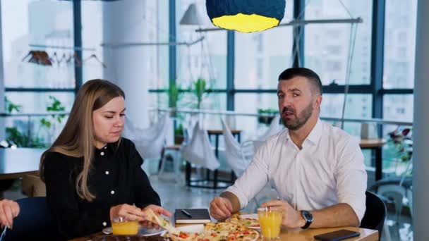 Koledzy Jedzą Pizzę Podczas Przerwy Obiadowej Mężczyzna Kobieta Siedzą Kawiarni — Wideo stockowe
