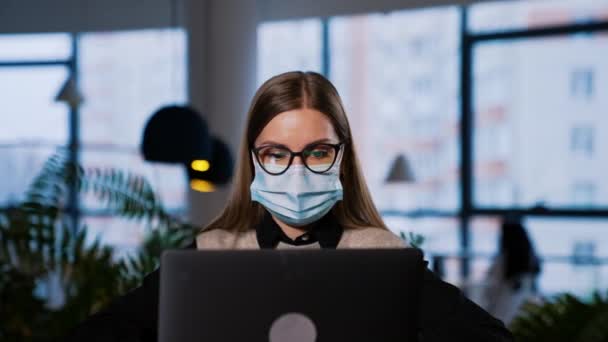 Maskeli Genç Bayan Çalışan Bilgisayarda Çalışıyor Gözlüklü Kadın Bilgisayarını Kapatıyor — Stok video