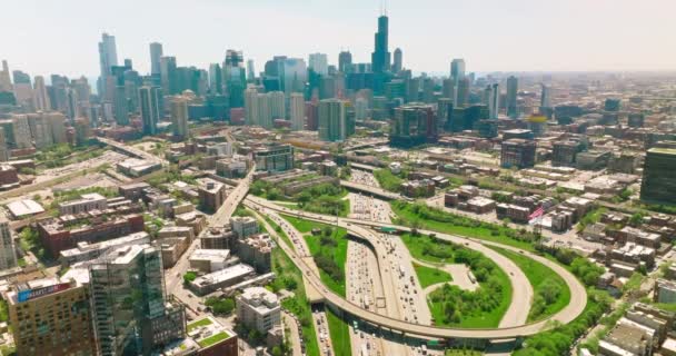 美国一个繁忙的大城市的美丽景象 穿过芝加哥市的多车道公路 从高处拍摄城市的阳光明媚的照片 — 图库视频影像