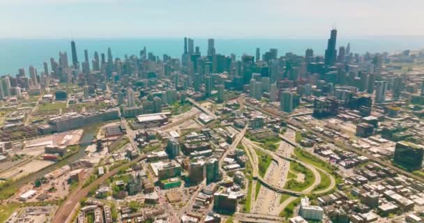 Városi Városrész Sok Keresztezi Chicago Felhőkarcolói Gyönyörű Felhőkarcolókkal Kék Tiszta — Stock videók