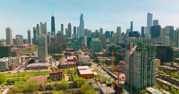 Chicago Illinois Yerleşim Bölgesinde Alçak Yüksek Binalar Mavi Gökdelenlerin Arkaplanındaki — Stok video