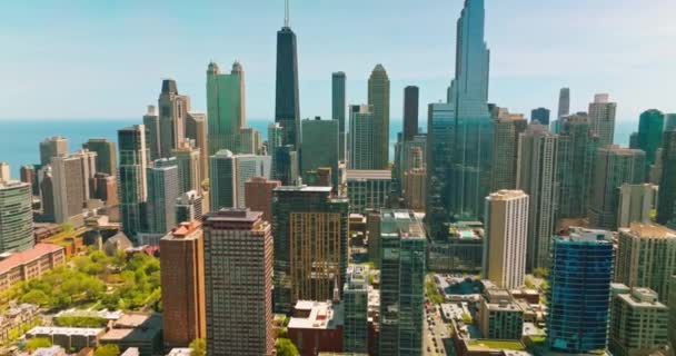 イリノイ州シカゴの素晴らしく多様な建物 高層ビルの背景で街を飛行するドローン映像 — ストック動画