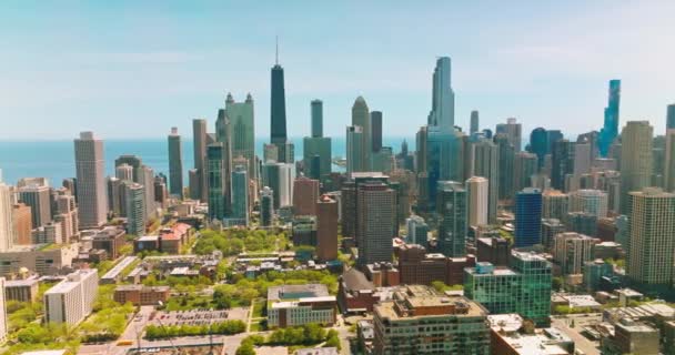 Дорогостоящий Жилой Район Небоскребами Чикаго Съемки Солнечного Дня Городе Против — стоковое видео