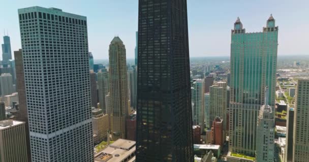 令人惊奇的芝加哥摩天大楼 无人机在蓝天的背景下沿着杰出的城市飞驰而上 — 图库视频影像