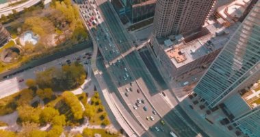 Güneşli sonbahar gününde Chicago trafiği. Büyük bir şehirden geçen çok şeritli yollar. Kuş bakışı..