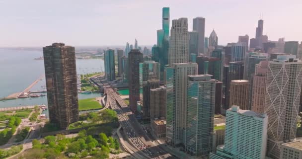 密歇根湖绿松石水边耸立着令人难以置信的摩天大楼 芝加哥建筑 多车道道路和湖景的无人机画面 — 图库视频影像