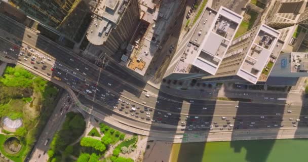 Duży Ruch Autostradach Pobliżu Drapaczy Chmur Niesamowita Architektura Chicago Słoneczny — Wideo stockowe