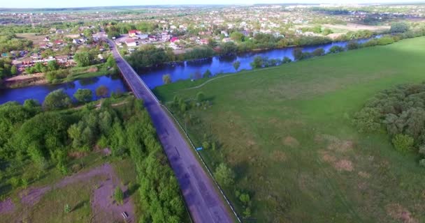 마을을 농지에서 분리하는 건너는 구체적인 도시의 파노라마 — 비디오