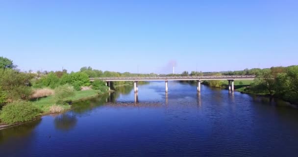 Rio Estreito Azul Escuro Com Margens Verdes Navegável Com Ponte — Vídeo de Stock