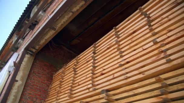 Drewniane Deski Stos Magazynie Widok Otwartej Stodoły Wypełnionej Drewnem Produkcji — Wideo stockowe