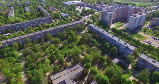 Longos Blocos Apartamentos Área Residencial Quartos Verdes Com Edifícios Vários — Vídeo de Stock
