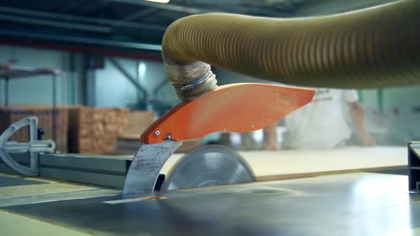木材を切断するための機械ツール 木製のボードを押して自動鋸装置で切る ブラーレッド バックドロップ — ストック動画