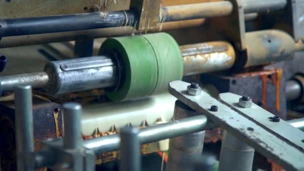 金属滚子在机器中快速转动 现代化工厂的木材加工设备 — 图库视频影像