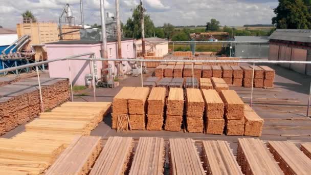 Store Stabler Tømmermaterialer Lagret Utendørs Industriell Anleggssone Dører Som Lager – stockvideo