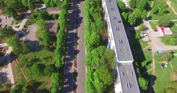 Estrada Dois Sentidos Que Passa Pela Cidade Drone Voando Longo — Vídeo de Stock