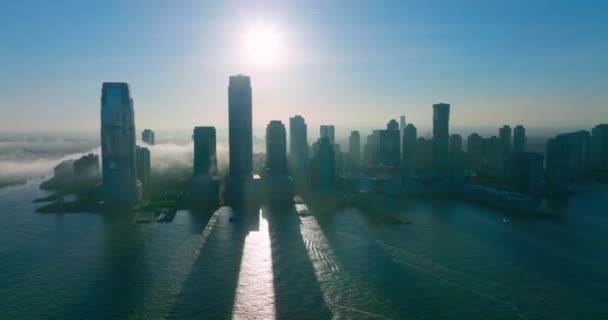 Grå Silhuetter New York Skyskrapor Mot Solen Strålarna Kommer Mellan — Stockvideo