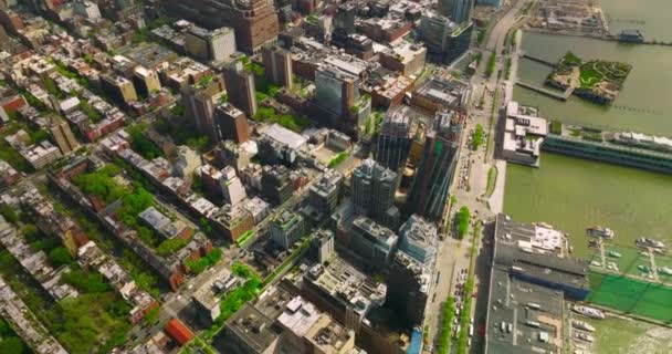 Piękne Dzielnice Wyspy Manhattan Pobliżu Brzegu Rzeki Widok Miasto Ruchliwym — Wideo stockowe