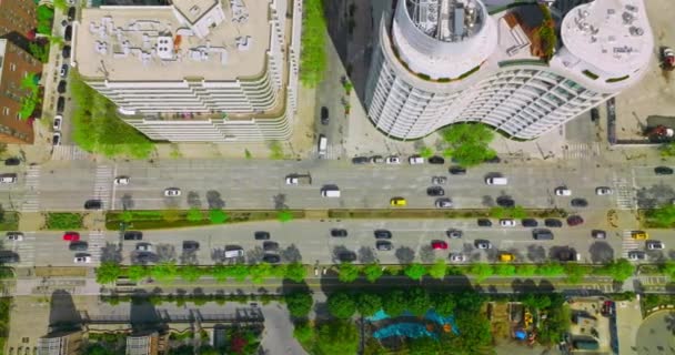 忙しい道路を走行する車両も多い 昼間のメトロポリスの狂った交通 アリアルな視点 — ストック動画