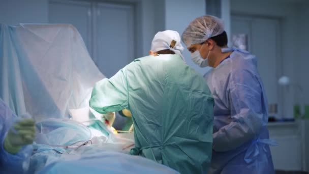 Manliga Läkare Kirurgi Team Utför Operation Läkare Som Använder Metallverktyg — Stockvideo