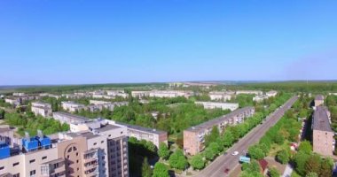 Konut bölgesinde birden fazla apartman bloğu olan kamaralar. Yeşil sokaklar boyunca uzun yollar ve kavşaklar.