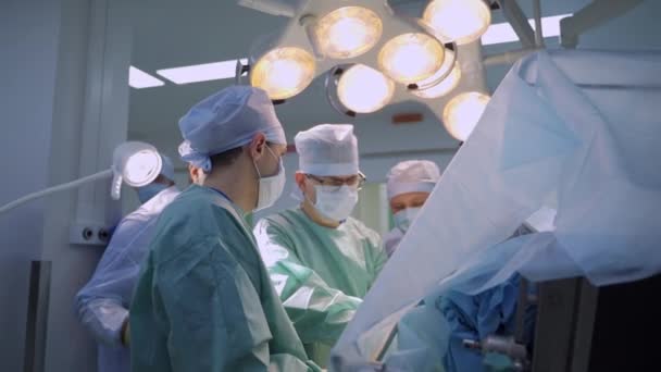 Equipe Profissionais Médicos Que Trabalham Sob Lâmpadas Sala Cirurgia Cirurgiões — Vídeo de Stock
