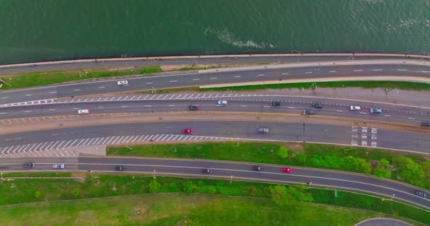 川のグリーンバンクを通り抜ける道路は少ない モーターウェイやクルマの空中視点 — ストック動画