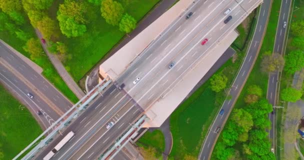Автомобили Грузовики Проходят Мимо Оживленных Автомагистралей Вид Сверху Дорожные Развязки — стоковое видео
