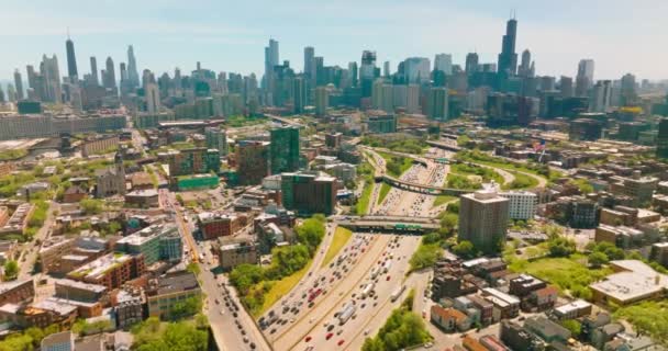 阳光明媚的白天 城市的生动的风景如画 沿着多车道公路疯狂的交通 空中展望 — 图库视频影像