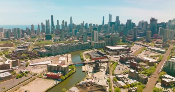 Прекрасный Пейзаж Небоскребов Чикаго Против Озера Мичиган Обычные Простые Здания — стоковое видео