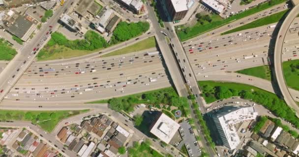 在芝加哥市繁忙的道路上疯狂的交通 许多汽车在不同的高速公路上行驶 顶部视图 — 图库视频影像
