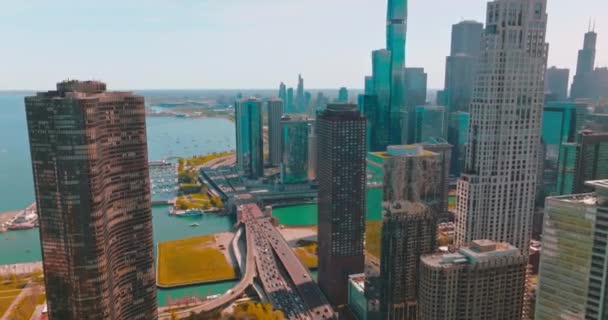令人难以置信的现代芝加哥风景 密歇根湖蓝水的背景下矗立着宏伟的摩天大楼 — 图库视频影像