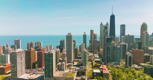 白天芝加哥美丽的风景 蓝天背景下的多层建筑物和摩天大楼 — 图库视频影像