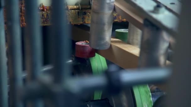 自動化された機械の木製棒 ローラーはコンベヤー ベルトに沿って木製のブロックを送る回転しています クローズアップ — ストック動画