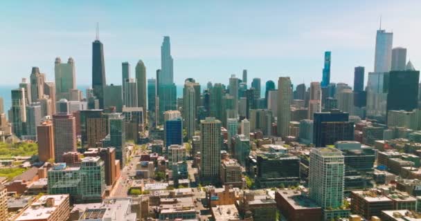 芝加哥市中心建筑密集 现代大都市生动多样的建筑 蓝湖背景 — 图库视频影像