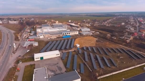 田舎に太陽電池を設置した発電所 バックドロップの村と農場 — ストック動画