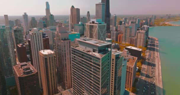 Приголомшливий Вид Хмарочоси Чикаго Сонячний День Робоча Дорога Проходить Через — стокове відео